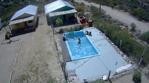 una vista aérea de una piscina con gente en ella en Cabañas Comarca de la Quebrada en Potrerillos