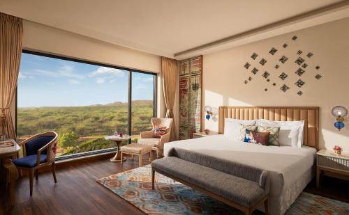 Postel nebo postele na pokoji v ubytování Taj Devi Ratn Resort & Spa, Jaipur