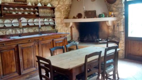 a dining room with a wooden table and chairs at Rustico di Charme in Valpolicella in Alcenago