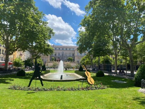 park z fontanną i posągiem gitary w obiekcie Le Greco w mieście Saint-Étienne