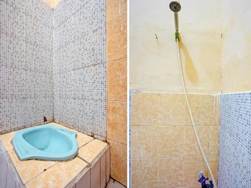 OYO Life 92653 Homestay Griya Nautika Syariah في سورابايا: حمام مع مرحاض أزرق في دش
