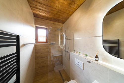 a bathroom with a walk in shower and a mirror at Apartmán B4 Hrabušice in Hrabušice