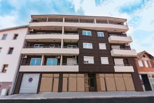 un edificio de apartamentos alto con puertas abiertas en Cosmopolit Apartments, en Ohrid