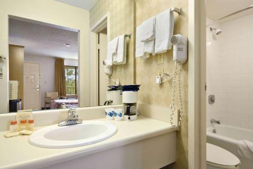 Ванная комната в Days Inn & Suites Mobile