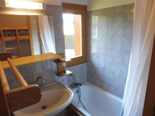 une salle de bain avec un lavabo et une baignoire dans l'établissement Appartement cosy 6 pers à 300m des pistes avec garage et mezzanine - Crest-Voland - FR-1-595-80, à Crest-Voland