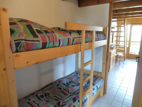 une chambre avec deux lits superposés dans une pièce dans l'établissement Appartement cosy 6 pers à 300m des pistes avec garage et mezzanine - Crest-Voland - FR-1-595-80, à Crest-Voland