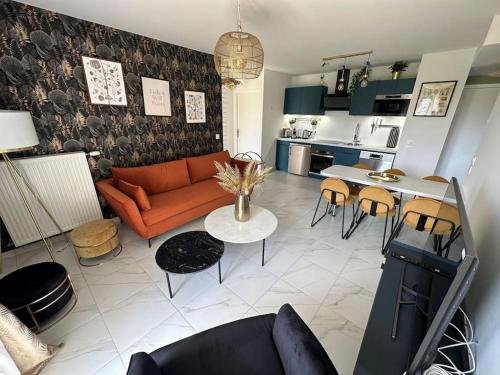 un salon avec un canapé et une table dans l'établissement Superbe appart au pied de disney, à Serris