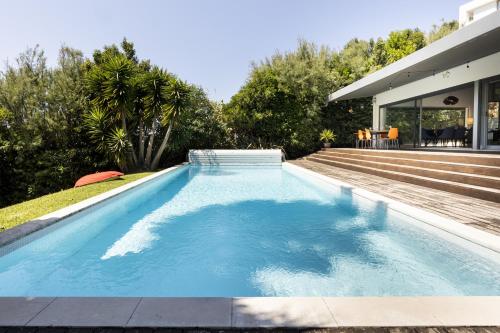 Bazén v ubytování Malveira Seaviews Villa by CadenzaLux nebo v jeho okolí