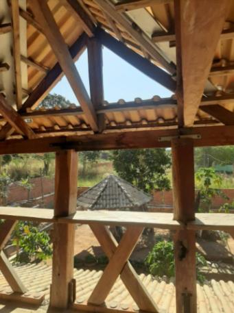 uma vista do interior de uma estrutura de madeira em Pousada Peraputanga em Estivado