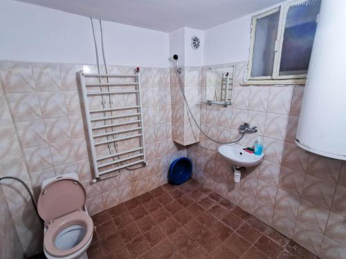y baño con aseo y lavamanos. en Комплекс Петлето en Smolyan
