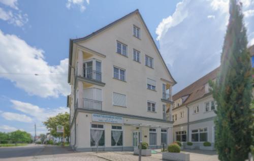 ein großes weißes Gebäude an der Straßenseite in der Unterkunft Apart Business Hotel in Stuttgart