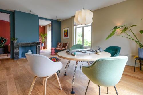 ein Wohnzimmer mit einem Tisch und Stühlen in der Unterkunft La Paulowna Boutique Hotel in Den Haag
