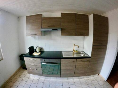 Una cocina o kitchenette en La résidence du Verdon au coeur de riez