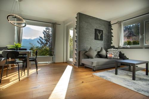 un soggiorno con divano e tavolo di Modern Innsbruck Mountain Apartment I Free Parking a Innsbruck