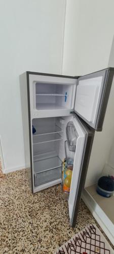 una nevera con la puerta abierta con una silla en el interior en Da Ersilia, en Cernobbio