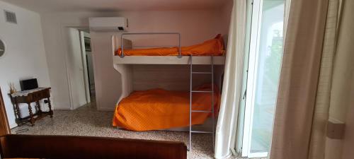 Cette chambre comprend 2 lits superposés et une fenêtre. dans l'établissement Da Ersilia, à Cernobbio