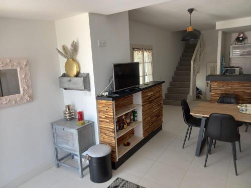 a living room with a table and a dining room at Monleon Villa a 10 minutos de la playa 2 parking gratuito in Roses