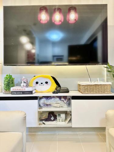 Televisyen dan/atau pusat hiburan di BTS Theme 2 Bedroom Nook at Northpoint in Davao City