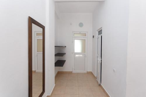 科斯蒂內甚蒂的住宿－Perla BTT，走廊上设有镜子和白色墙壁