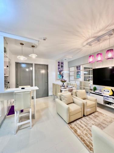 Televisyen dan/atau pusat hiburan di BTS Theme 2 Bedroom Nook at Northpoint in Davao City