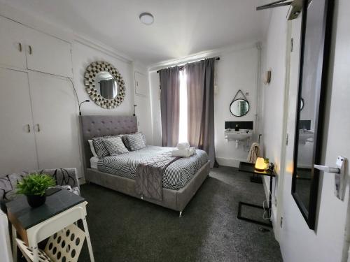 ein Wohnzimmer mit einem Bett und einem Sofa in der Unterkunft Quantock Lodge Vicarage 1 in Rochester