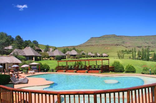 una terraza con vistas a la piscina en Gooderson Leisure Fairways Self Catering and Timeshare Gold Crown Resort, en Drakensberg Garden