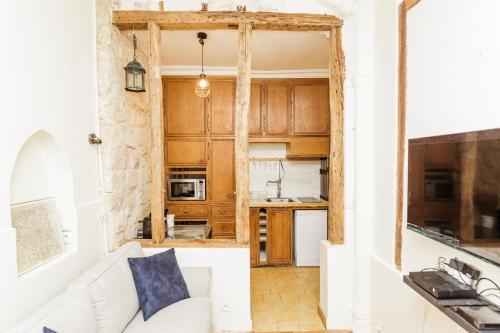 Il comprend un salon et une cuisine avec un canapé blanc. dans l'établissement Charming with Terrace in the Heart of the 17th, à Paris