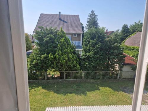 Κήπος έξω από το Dóra apartman
