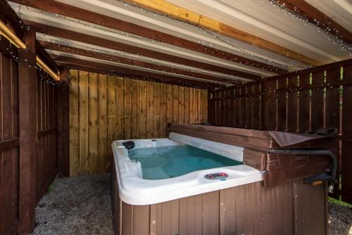 un bain à remous dans l'établissement East Farm Cottage, à Durham