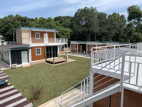 um grupo de casas modulares num parque em Meraga Cinta Kijal em Kijal