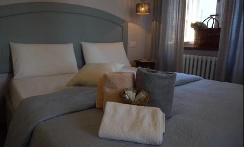 Oberdan Ospitalita' في تودي: غرفة نوم عليها سرير وفوط