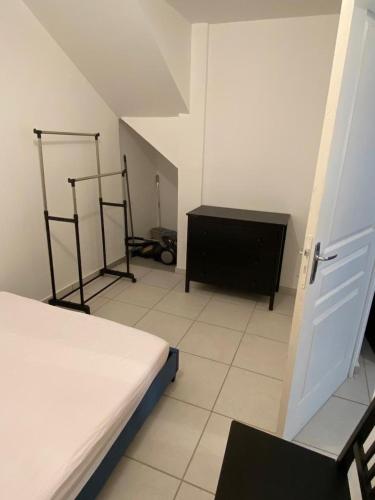 Postel nebo postele na pokoji v ubytování petit appartement calme en plein centre du village de ribiers