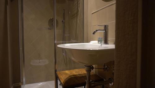 W łazience znajduje się umywalka i prysznic. w obiekcie Oberdan Ospitalita' w mieście Todi
