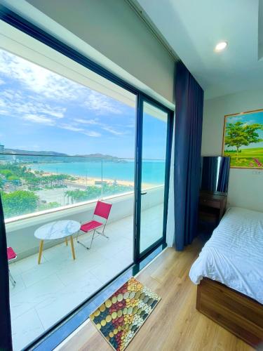 - une chambre avec un lit et une vue sur l'océan dans l'établissement Căn hộ minhon, à Quy Nhơn
