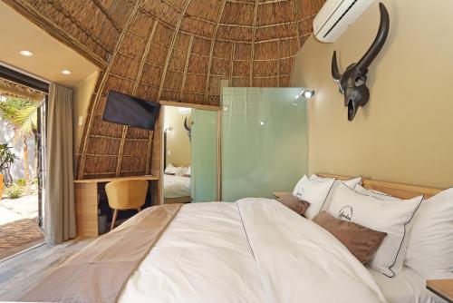 1 dormitorio con 1 cama con cabeza de antílope en la pared en Garden Retreat Guest House, en Ciudad del Cabo