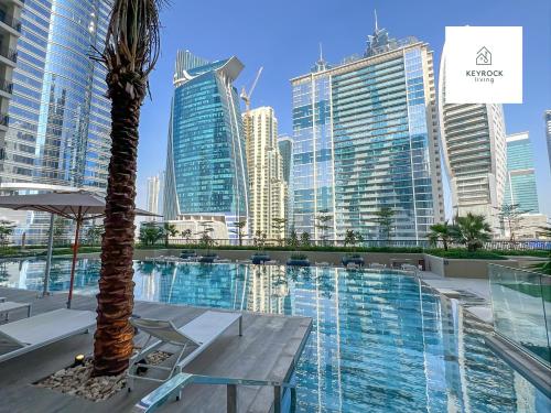 una piscina en medio de una ciudad con edificios altos en Business Bay - Near Metro Station - 1 Bedroom Apartments - Zada Tower - Keyrock HH en Dubái