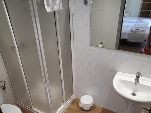 uma casa de banho com um chuveiro e um lavatório. em CASA MARUXA pensión em Pontevedra