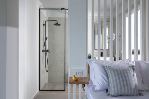 eine Dusche mit Glastür in einem Schlafzimmer in der Unterkunft Sea Front Salty Sea Suites Estate in Agios Nikolaos