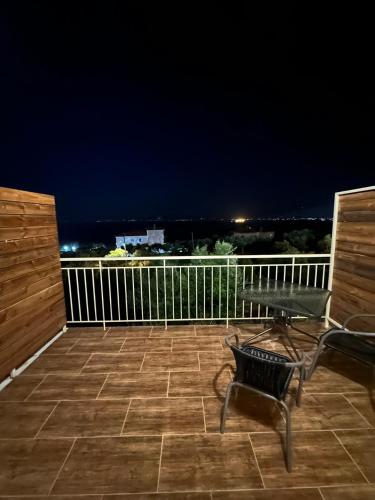 Un balcón o terraza en Lithino Rooms Kalamata