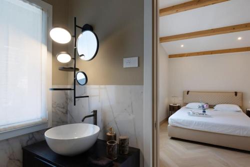 La salle de bains est pourvue d'un lavabo blanc et d'un lit. dans l'établissement La Clubhouse, Monaco Country Club, à Roquebrune-Cap-Martin