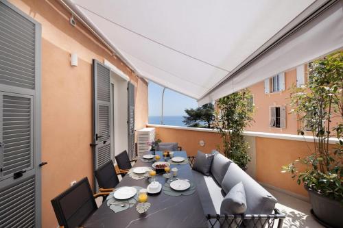 d'une table et de chaises sur une terrasse. dans l'établissement La Clubhouse, Monaco Country Club, à Roquebrune-Cap-Martin