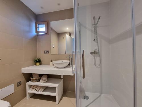 uma casa de banho com um chuveiro e um lavatório. em Floor 32! INTEMPO Luxury em Benidorm