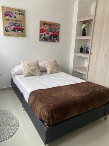 a bedroom with a bed in a room at Hermoso Apartamento Ibagué 402 F1 in Ibagué
