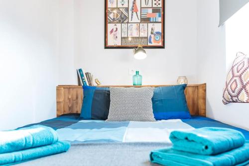 1 cama con sábanas azules y almohadas azules en una habitación en View over the city en Bucarest