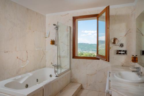 Koupelna v ubytování Hotel Can Boix de Peramola