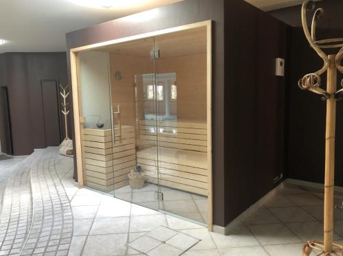 Una ducha acristalada en una habitación con paredes negras. en Albergo Le Case, en Macerata
