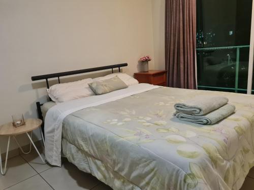 ein Schlafzimmer mit einem Bett mit Handtüchern darauf in der Unterkunft Dashwood Dreaming - Room in Shared Apartment in Darwin