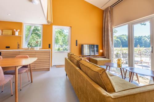 a living room with a couch and a table at Residenties en bungalow Royal Domburg in Domburg