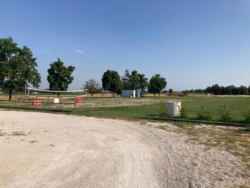 uma estrada de terra com uma cerca e um campo em Villa pace D'oro em Argelato