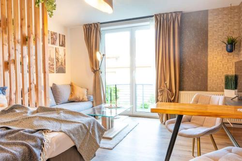 een woonkamer met een bed en een tafel bij Golden Nugget (inkl. Netflix) in Detmold